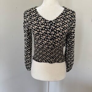 NWT Nuon Black Daisy Print Long Sleeve Smocked Waist Crop
Top Size Small